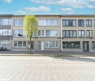 <p>🌿 Instapklaar gelijkvloers appartement met 2 slaapkamers en zonnige tuin</p><p>Dit verzorgde gelijkvloers appartement combineert comfort, licht en een uitzonderlijke buitenruimte. Ideaal voor wie op zoek is naar een praktische woonst met een grote tuin en een aangename indeling. Voor families die graag dicht bij elkaar wonen is er ook de mogelijkheid om de eerste verdieping erbij aan te kopen!</p><p>🏡 Indeling &amp; wooncomfort<br />Bij het betreden van het appartement komt u in een ruime en lichtrijke living met een frisse uitstraling. De moderne, volledig geïnstalleerde keuken sluit mooi aan op de leefruimte en biedt toegang tot een praktische wasruimte.<br />Het appartement beschikt over twee volwaardige slaapkamers en is volledig betegeld, wat zorgt voor een onderhoudsvriendelijk geheel. Dankzij de uitstekende staat is dit appartement meteen instapklaar.</p><p>🌳 Tuin &amp; buitenruimte<br />De absolute troef is de prachtige, grote tuin van maar liefst 130 m² met zuidwestelijke oriëntatie, ideaal om de hele dag van de zon te genieten. Achteraan de tuin bevindt zich bovendien een ruim tuinhuis, perfect voor extra opslag of hobbyruimte.</p><p>🔌 Energie &amp; technische informatie<br />EPC: C<br />Zeer goed onderhouden appartement<br />Instapklaar en zonder renovatieverplichtingen</p><p>📍 Ligging<br />Gelegen op een steenworp van het centrum. Er is verderop in de straat een basisschool en een warme bakker aanwezig! </p><p>Wenst u meer informatie of had u graag een bezichtiging gewenst? Info@markasa.be<span></span> of 03/827.72.92</p>