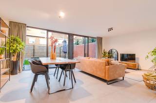 In Residentie A Coté, gelegen in de Hondstraat in Poperinge, vinden we dit stijlvol afgewerkt gelijkvloers appartement terug. De residentie...