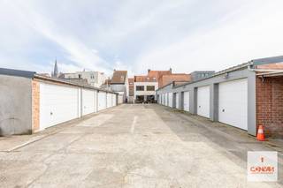 Bent u opzoek naar een opbrengsteigendom in Eeklo? Dan is dit pand, onderverdeeld in een woon(handels)huis met garage + 13 garageboxen + een...