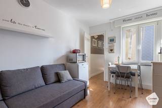 Deze <strong>centraal</strong> <strong>gelegen</strong> studio in Blankenberge bevindt zich op <strong>wandelafstand</strong> van zowel de <strong>zee</strong> als het stadscentrum, wat de locatie bijzonder aantrekkelijk maakt.<br />De studio is voorzien van alle essentiële basisvoorzieningen.<br /><br />Bij het betreden via de voordeur komt men rechtstreeks terecht in de <strong>leefruimte</strong>, waar zich aan de rechterzijde een <strong>open</strong> <strong>keuken</strong> bevindt. Vanuit de keuken geeft een deur toegang tot een afzonderlijke, <strong>afgesloten</strong> <strong>slaapruimte</strong> en pluspunt dat deze studio onderscheidt.<br /><br />In de slaapkamer zijn tevens een douche en toilet geïntegreerd, wat bijdraagt aan het comfort en de praktische indeling van de woning.<br /><br />Deze studio is gelegen op de <strong>derde</strong> <strong>verdieping</strong> zonder lift. <strong>Offertes</strong> voor het verbeteren van het EPC zijn reeds <strong>voorhanden</strong>.