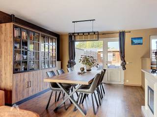 <p>Recente en energiezuinige woning, uitstekend gelegen op wandelafstand van het station, de markt, winkels en diverse diensten. De woning omvat een inkomhal met apart gastentoilet en een lichtrijke leefruimte met zit- en eethoek, praktische open keuken, voorzien van alle hedendaags comfort en aansluitende berging.</p>
<p>De leefruimte biedt directe toegang tot de gezellige, onderhoudsvriendelijke tuin met terras. Via de tuin bereikt u eveneens de tuinberging en de carport. De carport is momenteel ingericht als hobbyruimte, maar kan vlot opnieuw als carport worden gebruikt.</p>
<p>Op de verdieping zijn er 3 slaapkamers en een badkamer met toilet, lavabomeubel en inloopdouche. Via het trapgat is de bergzolder bereikbaar. Bijkomende troeven zijn de uitweg achteraan, bereikbaar via de gemeenschappelijke toegangsweg, en de twee private staanplaatsen voor de woning.</p>
<p>Extra troeven:</p>
<ul>
<li>Energiezuinige woning (EPC -B)</li>
<li>Nieuwe condensatieketel van 2023</li>
<li>Conforme elektriciteit</li>
<li>Rolluiken op de bovenverdieping</li>
<li>Onderhoudsvriendelijke, zonnige tuin met terras</li>
<li>Twee private staanplaatsen vooraan</li>
<li>Carport en tuinberging</li>
<li>Uitweg</li>
<li>Topligging</li>
</ul>
<p>Deze woning is te koop ZONDER makelaar via het concept van Smart Houses! Wenst u verdere inlichtingen of een bezoek? Contacteer rechtstreeks de eigenaar via +32486770358</p>