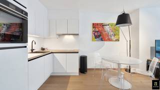 <p><span>Instapklaar vakantieappartement met mooi zijdelings zeezicht, gelegen op amper 30 meter van de Zeedijk in een brede zijstraat tussen het Rubensplein en het Casino.</span></p>
<p><span>Het appartement omvat een inkomhal met vestiaire en afzonderlijk toilet, een moderne open keuken voorzien van alle comfort, en een aangename leefruimte die uitgeeft op het voorterras met zicht richting zee. Verder beschikt het appartement over één slaapkamer en een badkamer met douche en lavabo.</span></p>
<p><span>Kelder inbegrepen. Fietsenberging op de gelijkvloerse verdieping. De residentie beschikt over een ruime, recent vernieuwde inkomhal en ook de voorgevel werd recent aangepakt.</span></p>