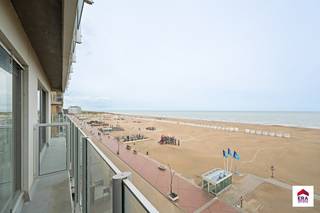 <p>Te koop: Studio met frontaal zeezicht.</p>
<p> </p>
<p>Studio op toplocatie aan de zeedijk met een adembenemend frontaal zeezicht en een uniek panoramisch uitzicht over de kust. Dankzij de grote raampartijen geniet u dagelijks van een maximale lichtinval en een schitterend zicht op zee. Deze eigendom is ideaal als tweede verblijf, investering of vaste woonst aan de kust. De centrale ligging biedt een vlotte bereikbaarheid en bevindt zich op wandelafstand van winkels, horeca en openbaar vervoer. Bovendien bestaat de mogelijkheid tot aankoop van een afgesloten garagebox onder het Europaplein, wat zorgt voor extra comfort en parkeergemak.</p>
<p> </p>
<p>Belangrijkste ruimtes:<br />• Living met grote ramen en directe toegang tot het terras, waardoor u optimaal van het zeezicht geniet.<br />• Keuken met basisvoorzieningen, praktisch ingedeeld.<br />• Badkamer met douche en toilet.<br />• Terras waar u ontspannen kunt zitten en de zee kunt bewonderen.</p>
<p> </p>
<p>Troeven:<br />• Frontaal zeezicht vanaf het terras en de living.<br />• Gelegen op de Zeedijk, nabij winkels en openbaar vervoer.<br />• Energiezuinig dankzij EPC-label B.</p>
<p> </p>
<p>Neem vandaag nog contact op met uw ERA-makelaar voor een bezoek.</p>
<p> </p>
<p>JOUW DROOMAPPARTEMENT. ZO GEVONDEN!</p>