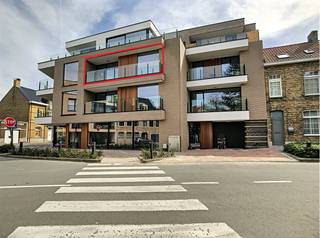 Gloednieuw tweeslaapkamer appartement met twee terrassen te huur in Veurne. Gelegen nabij verschillende (buurt)winkels, op wandelafstand tot de markt en naast centrum Zonnebloem. Het appartement is vrij vanaf 01/06/2026. Indeling: > Tweede verdieping- Open keuken met kookeiland, keramische kookplaat, koelkast, lavabo, oven, microgolf en vaatwasmachine- Woonkamer met toegang tot terras 1- Badkamer met bad en douche, wasmeubel en dubbele lavabo- Berging met aansluiting voor wasmachine - Slaapkamer 1 met aansluiting tot terras 2- Slaapkamer 2> Kelder- KelderbergingAlgemeen: - Beschikbaar vanaf 01/06/2022- Gemeenschappelijke kosten: provisie €60/maandTroeven: - Splinternieuw appartement- Terras aan voor- en achterkant van het gebouw - Goede ligging, nabij winkels en de markt van Veurne Ben je geïnteresseerd in dit pand te huur in Veurne? Ga naar de website www.dewaele.com, klik op het pand dat je wenst te huren. Via de rode knop "vraag je bezoek aan" vragen we u kort een profiel in te vullen. Daarna nemen we contact op voor een bezoek. Telefonisch kunnen er geen afspraken gemaakt worden.