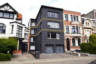 Voor meer informatie of een bezoek ter plaatse, mail naar frederik@bellesvastgoed.be met vermelding van uw naam en GSM-nummer.<br />Meer info: www.bellesvastgoed.be/te-huur/berchem-ruytenburgstraat-49-bus-0201<br /><br />Dit gerenoveerde appartement met 2 slaapkamers, dressing/bureauruimte en terras bevindt zich in de gegeerde wijk Pulhof in Berchem. De ligging is bijzonder centraal, met diverse invalswegen, openbaar vervoer, winkels, horeca, recreatie, scholen en ziekenhuizen in de nabije omgeving.<br /><br />Via de trap bereiken we de tweede verdieping. Dankzij de grote raampartijen geniet de ruime leefruimte van bijzonder veel natuurlijk licht. De open keuken sluit mooi aan op de leefruimte en is uitgerust met de nodige toestellen, waaronder een gasfornuis, vaatwasser, oven en koelkast.<br /><br />Het appartement telt 2 volwaardige slaapkamers en een extra ruimte die perfect kan worden ingericht als dressing of bureauruimte. De badkamer is voorzien van een lavabo met meubel en een comfortabele inloopdouche. Vanuit één van de slaapkamers is er rechtstreeks toegang tot het gezellige terras.<br /><br />Verder beschikt het appartement over een apart toilet en een praktische berging met de gascondensatieketel en aansluiting voor een wasmachine.<br /><br />Op het gelijkvloers beschikt het appartement bovendien over een private berging, ideaal voor extra opslagruimte.<br /><br />De maandelijkse vaste kosten bedragen €60 en omvatten het private waterverbruik en de gemeenschappelijke kosten. <span>Uiterlijk 31/10/2026 beschikbaar.</span><br /><br />Tot binnenkort!