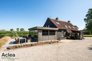 Wie droomt van rust, ruimte en volledige privacy, vindt hier een werkelijk unieke eigendom in Adegem. Deze charmante hoeve is gelegen op een perceel van maar liefst 4.878 m², midden tussen uitgestrekte weilanden en akkerlanden. Geen directe buren, geen drukte — enkel groen, open vergezichten en landelijke stilte.<br /><br />De bestaande woning beschikt nog over verschillende authentieke elementen en vormt een interessante basis voor een grondige renovatie. Voor wie liever volledig opnieuw begint, is er ook de mogelijkheid tot afbraak en heropbouw uiteraard onder voorbehoud van de geldende stedenbouwkundige voorschriften van zonevreemde woning. <br /><br />Naast de woning bevindt zich een ruim bijgebouw van circa 145 m². Een gedeelte hiervan werd bijzonder sfeervol ingericht als jachthuis, met hoge plafonds, een warme houtafwerking en een karaktervolle inrichting. Deze veelzijdige ruimte biedt tal van mogelijkheden als ontspanningsruimte, gastenverblijf, atelier, hobbyruimte, jachthuis...<br />De ruime tuin en omliggende landerijen zorgen voor een uitzonderlijk gevoel van vrijheid en afzondering. Een zeldzame kans voor wie op zoek is naar een karaktervolle eigendom, een renovatieproject of een unieke locatie om een eigen woondroom te realiseren.<br /><br />Kom deze eigendom ontdekken én beleven!<br />vastgoed@aclea.be - 09/377 31 77