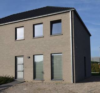 Mooi gelegen perceel bouwgrond voor het bouwen van een half - open bebouwing.Prijs grond ( Lot 7 ) : € 221.380 Opp.: 618 m²FORMULE WATER- EN...