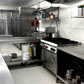 For rent — Flexible commercial space of +/- 350 m² in WavreLayout:- Workshop (dishwashing area, kitchen, buffer zone): 175 m²- Office space on the...