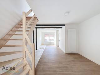 Totaal gerenoveerde woning te huur op een uitstekende locatie in Eeklo. <br /><br />De woning werd volledig vernieuwd en is volledig instapklaar. De woning is onmiddellijk beschikbaar.<br /><br />Indeling: <br />Gelijkvloerse verdieping: inkomhal, eet-en leefruimte met open lichtrijke keuken, badkamer en toilet.<br />Eerste verdieping: slaapkamer 1 en slaapkamer 2<br />Tweede verdieping: slaapkamer 3 en zolderruimte <br /><br />Achteraan de woning is er een zeer aangenaam terras met tuin. <br /><br />Interesse? Aarzel niet om ons te contacteren via vastgoed@aclea.be