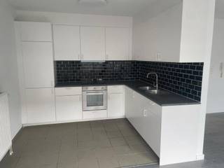 Gelegen in het hart van Sint-Niklaas, op Brugsken 48, bevindt zich dit recent gerenoveerde appartement op de 2e verdieping van een verzorgd gebouw.

De woning beschikt over een grote, lichtrijke living, een halfopen keuken, twee volwaardige slaapkamers, een technische ruimte/waskamer en een gezellig terras. Dankzij de slimme indeling en moderne afwerking geniet je hier van alle comfort op een toplocatie.

Extra troeven: energiezuinig (EPC B), meters zijn individueel, en alles bevindt zich op wandelafstand van winkels, openbaar vervoer en het stadscentrum.

De huurprijs bedraagt €1250/maand, nutsvoorzieningen zijn apart.

Interesse in een bezichtiging? Neem gerust contact op voor meer info of een afspraak.