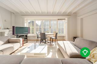 Dit prachtige triplex appartement in het hart van Torhout is een unieke kans voor wie op zoek is naar ruimte en comfort. Met maar liefst 5 slaapkamers biedt dit appartement voldoende ruimte voor een groot gezin of voor wie graag extra ruimte heeft.<br /><br />Het appartement is verdeeld over vier verdiepingen, wat zorgt voor een optimale indeling van de ruimte. Op de eerste verdieping bevindt zich de ruime woonkamer, die veel natuurlijk licht binnenlaat dankzij de grote ramen. De keuken is volledig uitgerust met moderne apparatuur en biedt voldoende ruimte om te koken en te genieten van maaltijden met het hele gezin, ook is er een zeer groot terras aanwezig.<br /><br />Op de tweede verdieping bevinden zich drie slaapkamers, een badkamer en een wasplaats. De slaapkamers zijn ruim en bieden voldoende opbergruimte. De badkamer is voorzien van een ligbad en wastafel.<br /><br />Op de derde verdieping zijn nog twee slaapkamers te vinden, die ideaal zijn voor oudere kinderen of gasten. <br /><br />Op de vierde verdieping is er ook nog een extra ruimte (volledige zolderverdieping die te bereiken is met een vaste trap) die kan dienen als speelkamer, bureau of opbergruimte.<br /><br />Iedere verdieping is voorzien van een toilet. Er is een mogelijkheid om een garage bij aan te kopen. <br /><br />Het appartement is gelegen op de markt van Torhout, op wandelafstand van winkels, scholen en openbaar vervoer. <br />Kortom, dit triplex appartement in Torhout biedt alle comfort en ruimte die je zoekt. Ideaal voor wie op zoek is naar een ruime woning op een centrale locatie. De apotheek is niet inbegrepen in deze verkoop.