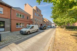 Deze woning is centraal gelegen in het centrum van Vorst-Laakdal, op wandelafstand van de lagere school, winkels en andere dagelijkse voorzieningen. Dankzij de vlotte bereikbaarheid geniet u hier van een praktische woonlocatie met alles binnen handbereik.<br /><br />Met een bewoonbare oppervlakte van 141 m² biedt deze woning een aangename indeling. De woning werd bovendien deels gerenoveerd in 2014, met onder meer een vernieuwde keuken, badkamer, vloerafwerking en nieuwe ramen. Op het gelijkvloers vindt u een inkomhal, een bureau dat ook ideaal is als hobbyruimte of thuiswerkplek, een gezellige leefruimte met aansluitende eetkamer, een functionele keuken en een badkamer. Op de eerste verdieping bevinden zich drie volwaardige slaapkamers en een extra toilet.<br /><br />Verder beschikt de woning over een droge kelder (8 m²) en een zolder (ca. 30m²) die bereikbaar is via een luik en extra bergruimte biedt. Buiten geniet u van een aangename tuin met een ruim tuinhuis van 38 m², ideaal voor opslag of hobby's. Via de doorgang naast de woning bereikt u de tuin rechtstreeks en is er bovendien plaats om fietsen te stallen. Parkeren kan in de straat aan de woning of op één van de twee openbare parkings op slechts 50 meter.<br /><br />De woning behaalt een EPC-label E en is onderworpen aan de renovatieverplichting van de Vlaamse overheid voor residentiële gebouwen (behoudens bij sloop binnen 5 jaar na de aankoop). Consulteer voor meer informatie de website van het Vlaams Energie- en Klimaatagentschap via https://www.vlaanderen.be/een-huis-of-appartement-kopen/renovatieverplichting-voor-residentiele-gebouwen. Dankzij de HR-ketel, hoogrendementsglas en vloerisolatie kan met beperkte ingrepen reeds een EPC-label D worden behaald.<br /><br />
<ul>
<li>Centrale ligging in Vorst-Laakdal</li>
<li>Deels gerenoveerd (keuken, badkamer, vloer en ramen)</li>
<li>141 m² bewoonbare oppervlakte</li>
<li>3 slaapkamers</li>
<li>Tuin met tuinhuis van 38 m²</li>
<li>Doorgang naar tuin en fietsenberging</li>
</ul>