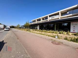 Fenomenaal gelegen nieuwbouw handelspand met een oppervlakte van 343m² (uitbreidbaar tot 1.302 m²) te huur langs de bedrijvige Ieperse Steenweg,...