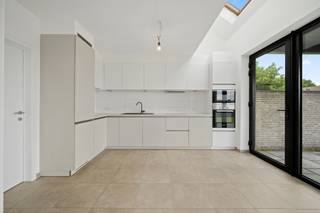 <p>Vous êtes à la recherche d’une maison familiale prête à emménager, économe en énergie, située au calme tout en étant proche du centre de Louvain ? Cette maison moderne mitoyenne d’un côté, construite en 2018, mérite certainement votre attention.</p>
<p></p>
<p></p>
<p>La propriété combine une distribution bien pensée, une belle luminosité naturelle et un confort de vie contemporain, le tout dans un environnement calme à proximité du centre de Louvain et bénéficiant d’une excellente accessibilité.</p>
<p></p>
<p></p>
<p>Au rez-de-chaussée se trouve le cœur de la maison : un espace de vie spacieux et lumineux avec une cuisine ouverte et entièrement équipée. Les grandes baies vitrées apportent une abondance de lumière naturelle et offrent une agréable connexion avec le jardin orienté plein sud. Le rez-de-chaussée dispose également d’un WC visiteurs ainsi que d’un garage intérieur, idéal pour disposer d’un espace de rangement supplémentaire ou pour stationner votre voiture à l’abri.</p>
<p></p>
<p></p>
<p>Le premier étage comprend trois chambres à coucher spacieuses, une grande salle de bains équipée à la fois d’une baignoire et d’une douche, ainsi qu’un WC séparé. Au deuxième étage, vous trouverez, en plus du local technique, une grande quatrième chambre. Depuis les chambres, vous bénéficiez d’une magnifique vue sur les espaces verts environnants.</p>
<p></p>
<p></p>
<p>L’extérieur a également beaucoup à offrir. Le jardin aménagé et orienté plein sud, avec sa terrasse, constitue un agréable espace pour se détendre et profiter de l’extérieur. La terrasse est couverte par une élégante pergola équipée de lames orientables électriques, dont l’inclinaison peut facilement être adaptée selon vos envies. Vous pouvez ainsi créer à tout moment l’équilibre idéal entre soleil et ombre. Le jardin est facile à entretenir et entièrement clôturé. En plus du garage intérieur, la propriété dispose également d’une allée offrant suffisamment d’espace pour stationner deux voitures. Le stationnement ne constitue donc aucun problème.</p>
<p></p>
<p></p>
<p>Cette maison affiche également d’excellentes performances sur le plan énergétique. Grâce à son certificat énergétique de classe A et à la présence de panneaux solaires, vous bénéficiez d’un confort de vie optimal tout en profitant d’une habitation particulièrement économe en énergie.</p>
<p></p>
<p>La situation constitue un véritable atout : vous profitez d’un cadre de vie calme et verdoyant, tout en restant à proximité immédiate de Louvain. Les principaux axes routiers ainsi que l’autoroute se trouvent également à quelques minutes, faisant de cette maison un excellent point de départ tant pour les déplacements domicile-travail que pour la vie familiale quotidienne.</p>
<p></p>
<p></p>
<p><strong>Les atouts en un coup d’œil :</strong></p>
<ul>
<li>Maison moderne et récente</li>
<li>Belle luminosité naturelle et tout le confort contemporain</li>
<li>Économe en énergie : certificat énergétique de classe A et panneaux solaires</li>
<li>Situation calme et verdoyante juste à l’extérieur du ring de Louvain</li>
<li>À proximité du centre de Louvain, de Gasthuisberg, des principaux axes routiers et de l’autoroute E314</li>
<li>4 chambres à coucher</li>
<li>Salle de bains avec baignoire et douche</li>
<li>Jardin facile à entretenir avec terrasse couverte</li>
<li>Garage intérieur et allée permettant de stationner 2 voitures<br /><br /><br /></li>
</ul>
<p>En résumé, une maison familiale moderne, lumineuse et économe en énergie, offrant quatre chambres, un agréable jardin et une vue exceptionnelle sur les espaces verts environnants. Une propriété qui combine à merveille confort et tranquillité, tout en bénéficiant d’une excellente accessibilité.</p>
<p></p>