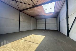 <strong>Nieuwbouw KMO-unit</strong> te koop met een oppervlakte van <strong>216 m² </strong>en<strong> 2 privatieve parkeerplaatsen</strong>.<br />De loods maakt deel uit van het bedrijvenpark Buda, een modern KMO-park gelegen langs de Budasteenweg 26 in Machelen, op een strategische locatie vlakbij de Ring van Brussel (R0). Dit biedt uitstekende verbindingen naar zowel het centrum van Brussel als belangrijke autosnelwegen, ideaal voor bedrijven die mobiliteit en logistieke efficiëntie centraal stellen.<br /><br />Binnen het park kan een<strong> nieuwbouwproject van +/- 1.480 m²</strong> gerealiseerd worden, volledig op maat van de koper. Het gebouw biedt tal van mogelijkheden: het kan als één geheel worden ontwikkeld of opgesplitst worden in meerdere units, afhankelijk van de specifieke noden van de eindgebruiker. Hierdoor is het project geschikt voor<strong> zowel kleine als middelgrote bedrijven</strong>, actief in uiteenlopende sectoren. Daarnaast bestaat de mogelijkheid om een mezzanine toe te voegen, wat extra flexibiliteit biedt in het gebruik van de ruimte.<br /><br />De combinatie van flexibiliteit in bouwopties, een toplocatie vlakbij logistieke en economische hubs, en een aantrekkelijke, professionele omgeving maakt<strong> Bedrijvenpark Buda</strong> een uitstekende keuze voor groeiende ondernemingen.<br />Mogelijkheid tot aankopen van privatieve parkeerplaatsen. <strong>Ruime parkeermogelijkheid </strong>op het verharde terrein.<br /><br />Voor meer informatie, plannen of een vrijblijvend plaatsbezoek kan u terecht bij<strong> PANORAMA B2B</strong> op <strong>0477 30 40 05</strong>
