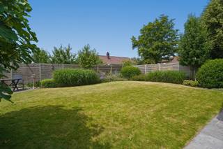 BEZOEKMOMENT DONDERDAG 30 JULI VAN 16U TOT 17U (inschrijven verplicht). <br /><br />Deze open bebouwing (type bungalow) is rustig gelegen in een doodlopende straat en biedt een praktische indeling met een ruime garage en een aangename tuin. De woning is ideaal voor wie op zoek is naar een rustige woonomgeving met voldoende binnen- en buitenruimte.<br /><br />Via de inkomhal met gastentoilet bereikt u de leefruimte, die is ingedeeld in een zit- en eetgedeelte. Aansluitend bevindt zich de recent vernieuwde keuken, uitgerust met AEG-toestellen en voorzien van veel kastruimte. Achterliggend vormt de uitbouw een mooie uitbreiding van de leefruimte. Dankzij de twee aanwezige airco's, die zowel kunnen koelen als verwarmen, is deze ruimte het hele jaar door comfortabel te gebruiken. Verder beschikt het gelijkvloers over een ruime garage met automatische sectionaal poort en heel wat praktische bergruimte.<br /><br />De tuin biedt voldoende ruimte om buiten te genieten en is uitgerust met een serre, twee tuinhuizen en een carport, waardoor er ook buiten heel wat opbergmogelijkheden aanwezig zijn.<br /><br />Verder zijn er nog drie slaapkamers en een badkamer, ingericht met een lavabomeubel, ligbad, douche en een tweede toilet aanwezig. <br /><br />Maandelijkse huurprijs 1050 euro per maand. Direct beschikbaar. <br /><br />EPC: 222 UC: 3916990 <br />Ref. DI00080