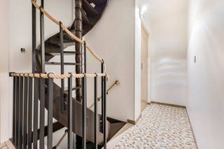 Immo Pické biedt U dit zeer gunstig gelegen appartement aan op de tweede verdieping (met lift) en gelegen in het centrum van Vlezenbeek. Het appartement is gelegen in de nabijheid van winkels, scholen, openbaar vervoer en de belangrijkste verbindingswegen. Het appartement bestaat uit een inkomhal, een lichtrijke woonkamer met eetplaats, een keuken, 2 ruime slaapkamers (14m² en 11m²), een nachthal, een bureau (6m²), een toilet en een badkamer. Daarnaast beschikt het appartement nog over twee terrassen (één aan elke kant van het appartement) . Verder beschikt het appartement over een kelder en een staanplaats voor een kleine wagen. Maandelijkse lasten +/- 271,01 euro per maand (brandverzekering, onderhoud en elektriciteit van de gemeenschappelijke delen, syndicus, verwarming, warm en koud water, ...)