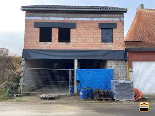 Verder af te werken ruwbouw met rustige liggingDeze ruwbouw in gesloten bebouwing treffen we aan in Opheers, een landelijke deelgemeentevan Heers. U...