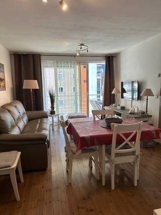 Ruim en instapklaar appartement op wandelafstand van de zee, het strand en de winkelstraat te Nieuwpoort-Bad.Indeling: inkomhal met slaaphoek,...