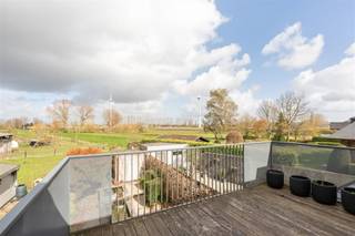 <p><span>Op zoek naar een moderne architecturale woning met EPC A label en een uniek loft-gevoel in Kruibeke? Maak dan snel een afspraak.</span></p><p><span> </span></p><p><span>Deze eigentijdse woning is een schoolvoorbeeld van knappe bouwkunde: open, licht en doordacht ingedeeld. Je geniet van een uitstekende ligging: een rustige omgeving met alle voorzieningen binnen handbereik. Voor sport- en natuurliefhebbers is het hier fijn vertoeven met diverse sport accommodaties in de nabijheid en de prachtige Kruibeekse Polder als achtertuin. Ook de mobiliteit is top. Je bent zo bij belangrijke verkeersaders of het populaire veer.</span></p><p><span>Bij het betreden van de woning wordt je hartelijk verwelkomt door het natuurlijke licht dankzij de grote raampartijen. De woning baadt als het ware in de zon. De moderne, volledig uitgeruste keuken vormt het kloppend hart van de woning en sluit naadloos aan bij de eetruimte. Van hieruit stap je zo de tuin in, waar de sfeervolle vijver en het praktische tuinhuis voor de nodige rust zorgen.</span></p><p><span>Via de trap bereik je de eerste verdieping, die verrast door zijn openheid. Hier bevindt zich de royale woonkamer met een geïntegreerde bureau-ruimte, de ideale plek voor wie stijlvol wil telewerken. Hier een tweede grote slaapkamer inrichten is zeker een optie. Het aansluitende terras biedt een prachtig, rustgevend zicht over de uitgestrekte velden. Op de tweede verdieping vinden we de ruime master bedroom met dressing en aansluitend een strakke badkamer die rust en luxe uitstraalt.</span></p><p><span>De woning is met veel zorg onderhouden en is instapklaar. Het pand combineert het comfort van een gezinswoning met het vrije, moderne gevoel van een loft.</span></p><p><span> </span></p><p><span>Nieuwsgierig naar deze moderne parel? Neem dan gerust contact met ons op voor een bezoek. </span></p><p><span> </span></p>