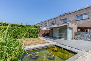 Op een <strong>rustige en gunstige locatie,</strong> nabij de Schelde en de vernieuwde site De Zaat, bevindt zich deze zeer goed onderhouden gezinswoning. Dankzij de vlotte verbinding met de N16 en E17 en de nabijheid van winkels, scholen, openbaar vervoer en recreatiemogelijkheden geniet u hier van een ideale combinatie van comfort en bereikbaarheid.<br /><br />Bij het betreden van de woning komt u in de inkomhal met gastentoilet. De lichtrijke leefruimte biedt een aangenaam zicht op de tuin en sluit naadloos aan op de praktische keuken. Aansluitend bevindt zich een handige berging.<br /><br />Op de verdieping vindt u <strong>drie volwaardige slaapkamers </strong>een ruime badkamer uitgerust met een ligbad, douche en dubbele wastafel. Daarnaast beschikt de woning over een <strong>praktische bergruimte</strong> en een zolder, bereikbaar via een uitklapbare trap, ideaal als extra opslagruimte.<br /><br />De absolute troef van deze woning is zonder twijfel de <strong>zuidwestgerichte tuin </strong>met sfeervolle vijver. Hier geniet u de hele namiddag en avond van de zon. Het terras en het tuinhuis zorgen voor extra comfort, terwijl de <strong>carport </strong>en de ruime oprit voldoende parkeergelegenheid bieden.<br /><br />Bent u op zoek naar een instapklare en uiterst verzorgde woning met een zonnige tuin op een uitstekende ligging? Contacteer emily via emily@claves.be of op 03 502 98 74.<br />