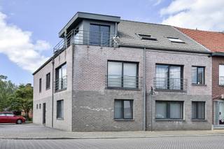 Welkom in Benedenstraat 12 te Branst! Parkeer je wagen comfortabel in de garage. Dit appartement is gelegen op de dakverdieping dus je geniet van extra rust, zonder bovenburen.<br />Bij het binnenkomen vind je een apart gastentoilet. De keuken sluit aan op de woonkamer, maar is toch voldoende afgescheiden om een aangename leefruimte te creëren. De lichtrijke en gezellige woonkamer vormt het hart van het appartement en biedt rechtstreeks toegang tot het terras, waar je heerlijk kunt ontspannen. Het appartement beschikt over twee comfortabele slaapkamers, ideaal om helemaal tot rust te komen na een drukke dag. Ook de badkamer is ruim opgevat en uitgerust met een ligbad. Een extra troef is de uitstekende ligging vlak bij de Scheldedijk. Wie houdt van wandelen of fietsen, kan hier volop genieten van de prachtige omgeving. Huurafspraken: eerste maand huur vooruit betaald, 3 maanden huurwaarborg, helft van de kostprijs plaatsbeschrijving. Het appartement is beschikbaar vanaf 1 november 2026.