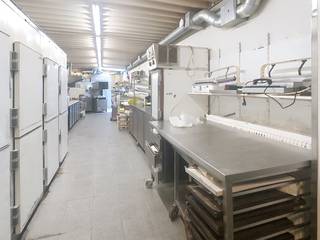 Pal in het centrum van Staden, vinden we dit handelspand, op een totale oppervlakte van ong 400m². <br />De eigendom bestaat momenteel uit 2 aanpalende woningen, de ene eigendom wordt momenteel uitgebaat als bakkerij, de andere eigendom staat momenteel casco en kan naar eigen wens verder worden afgewerkt. <br />Door de vele ruimtes kan deze eigendom voor verschillende doeleinden gebruikt worden, gaande van winkelruimte met privé-woonst, alsook mogelijkheid om er een leuke horecazaak van te maken, of een ontvangstruimte met privé-woonst. <br />De achterliggende tuin is zeker een extra troef. <br />Indeling : <br />Nr. 26 : momenteel uitgebaat als bakkerij, met achterliggende werkplaats (machines niet inbegrepen in de vraagprijs). Op het eerste verdiep vinden we een mooi instapklaar appartement, voorzien van open ingerichte keuken, mooi terras, 3 slaapkamers en een badkamer.(EPC Label C, 247 kWh/m²jaar)<br />Nr. 24 : momenteel een inpandige garage op het gelijkvloers met aansluitend een stockageruimte, via de trap komen we op de open ruimte, die naar eigen wens verder kan afgewerkt worden. (EPC Label C, 274kWh/m²jaar) <br />Kortom : een zeer mooie kans voor wie op zoek is naar een handelspand, in het centrum van Staden. <br />Contacteer ons nu voor meer info of een vrijblijvend bezoek aan deze mooie aanbieding. <br />Deze prijs is een vanaf-prijs, ieder bod hoger dan deze prijs wordt voorgelegd aan de eigenaar, die het recht heeft, dit bod al dan niet te aanvaarden.