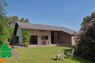Verscholen in een uitzonderlijk groen en bosrijk decor ontvouwt deze karaktervolle villa van architect Bob Carpentier zich als een...