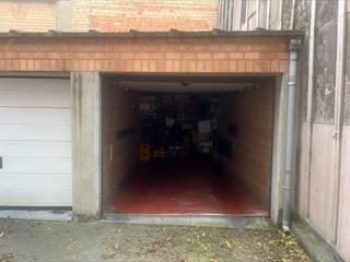 Op zoek naar een veilige en rendabele investering in het hart van Oostende? Deze afgesloten garagebox, gelegen in de residentie Mercator, bevindt zich op een uiterst centrale ligging, op wandelafstand van winkels, de zeedijk en het openbaar vervoer. De garage is vlot bereikbaar en biedt een praktische oplossing voor het toenemende parkeerprobleem in de stad. Bovendien is de garage momenteel verhuurd, wat zorgt voor een onmiddellijk rendement. Een uitstekende opportuniteit voor zowel eigen gebruik of als investering. Contacteer ons voor meer informatie of een bezoek ter plaatse!