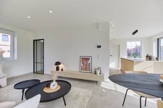 Maak kennis met ons nieuwe woonproject in Berlare, waar ruimte, licht en comfort centraal staan.<br />De energiezuinige woningen combineren een praktische indeling met een groene ligging en uitstekende bereikbaarheid.<br />Je woont hier vlak bij de Schelde, ideaal voor wandelingen, looprondjes en fietstochten. Ook winkels, scholen en andere dagelijkse voorzieningen bevinden zich dichtbij.<br />Als koper krijg je bovendien de mogelijkheid om jouw woning volledig naar eigen smaak af te werken, in samenspraak met onze betrouwbare partnerleveranciers.<br /><br /><strong>Indeling</strong><br />Gelijkvloers: inkomhal met gastentoilet, lichtrijke leefruimte met open keuken en bergruimte.<br />Verdieping: nachthal met apart toilet, 3 ruime slaapkamers en badkamer met ligbad, douche en dubbel lavabomeubel.<br />Zolder: bereikbaar via het zolderluik, ideaal als extra opbergruimte.<br /><br /><strong>Troeven</strong>
<ul>
<li>Groene ligging, dichtbij de Schelde</li>
<li>Lichtrijke leefruimte met open keuken</li>
<li>Lucht/water-warmtepomp en vloerverwarming</li>
<li>Ruime tuinen</li>
<li>Private oprit en mogelijkheid tot carport</li>
</ul>
Interesse? Neem contact met ons op voor meer informatie of een afspraak!