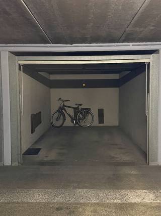 Bent u op zoek naar een veilige en vlot bereikbare parkeeroplossing in het hart van Knokke? Ontdek Garagebox 64, ideaal gelegen op niveau -1 van...