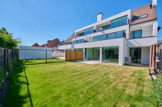 Volledig gerenoveerd gelijkvloers appartement van 125m² op een centrale ligging in Hasselt mét tuin en zuidgericht terras. Het is gelegen...