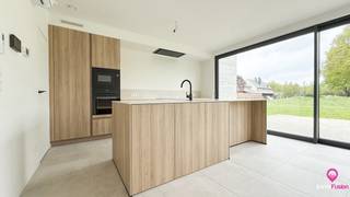 <p>Elke zondag welkom op ons kantoor van 10u-12u voor meer info over de nieuwbouwprojecten! <br /><br />Bij ImmoFusion 7/7 “open huis”: klik op onze 3D-TOUR. Ervaar vastgoed alsof je er zelf doorloopt!</p>
<p>Ontdek deze prachtige, energiezuinige woning aan Ghoosstraat 24 in Heusden-Zolder. Deze moderne halfopen bebouwing combineert hedendaags wooncomfort met een strak design, veel lichtinval en een uitzonderlijk gevoel van ruimte.</p>
<p>Deze middenwoning maakt deel uit van een stijlvolle nieuwbouwreeks en beschikt over een bijzonder diep perceel van 60 meter. De tuin is volledig omheind en aangelegd, ideaal voor wie houdt van rust en privacy. Dankzij het ruime terras en de buitenkraan kan je volop genieten van het buitenleven.</p>
<p>Binnenin valt meteen de doorzonleefruimte op: van aan de voordeur kijk je helemaal tot achteraan in de tuin. De open indeling verbindt de living en keuken tot één mooi geheel, perfect voor wie houdt van een open, luchtige leefomgeving. Aansluitend aan de keuken bevinden zich een koele berging en een ruime technische berging—functioneel en praktisch ingericht.</p>
<p>De afwerking is van hoog niveau: binnendeuren met onzichtbare scharnieren, strak afgewerkte aluminium ramen en vloerverwarming op het gelijkvloers zorgen voor een modern en comfortabel interieur.</p>
<p>Op technisch vlak zit je hier helemaal goed. De woning is uitgerust met zonnepanelen en een thuisbatterij van 10 kWh, wat garant staat voor een lage energiefactuur en een duurzame toekomst. Dankzij de houtskeletbouw met buitensteen geniet je van optimale isolatie en een stabiel binnenklimaat, het hele jaar door.</p>
<p>Gelegen in een rustige, residentiële buurt, op korte afstand van het centrum en belangrijke verbindingswegen—een ideale plek voor wie rust én bereikbaarheid belangrijk vindt.</p>
<p>Pluspunten:<br />- Moderne houtskeletbouw met buitensteen<br />- Prachtige doorzonleefruimte: doorkijk van voordeur tot tuin<br />- Keuken en living vormen één stijlvol geheel<br />- Strakke aluminium ramen en onzichtbare scharnieren<br />- Koele berging aan keuken en grote technische berging<br />- Zonnepanelen en thuisbatterij van 10 kWh<br />- Volledig aangelegde tuin met terras en buitenkraan<br />- Vloerverwarming op het gelijkvloers<br />- Zeer energiezuinig en elektrische keuring conform<br />- Rustige, residentiële ligging met vlotte bereikbaarheid</p>
<p>Voor een bezichtiging of meer informatie, bel ons op 078/78.78.70, of spring gerust binnen in ons kantoor. Steeds welkom!</p>