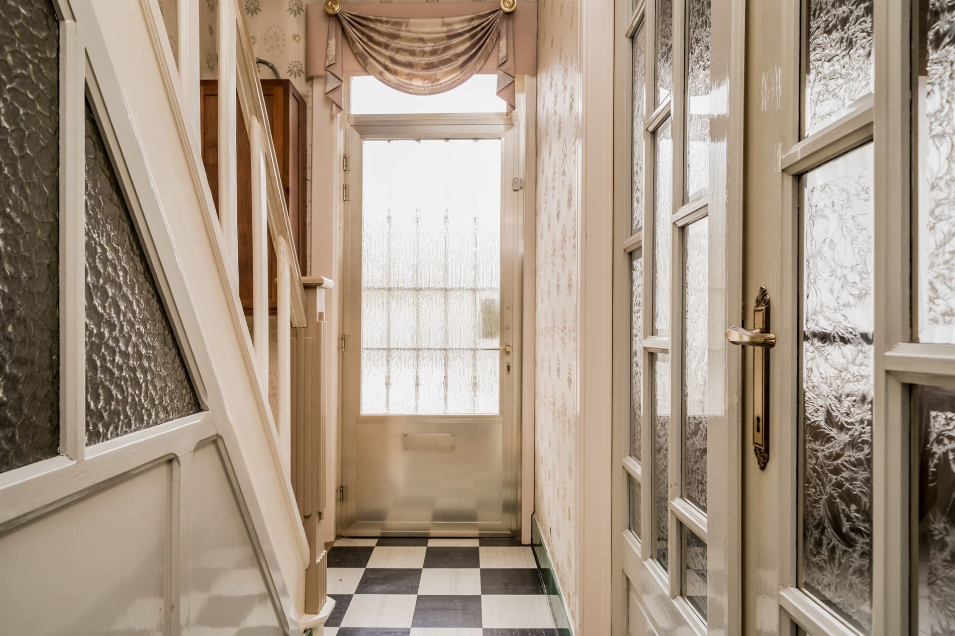 Te renoveren gezinswoning met veel opslagruimte! - foto 2