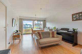 Dit lichtrijke appartement is prima gelegen in een rustige woonwijk met veel groen en nabij openbaar vervoer, verschillende winkels en sportfaciliteiten. Op 5min wandelen staat u op de grote markt en de Bondgenotenlaan!<br /><br />Bestaande uit een inkomhal met een apart toilet, een lichtrijke leefruimte met een schuifraam naar het terras, een uitgeruste keuken, een ruime slaapkamer met een ingebouwde dressingkast en een schuifraam naar het terras, een nachthal met inbouwkasten en een badkamer met een inloopdouche. Gordijnen en verlichting inbegrepen!<br /><br />Op het gelijkvloers zijn een private berging en een gemeenschappelijke fietsenberging voorzien. Naast het gebouw beschikt het appartement over een private autostaanplaats.<br /><br />EPC 154kWh(B-label)! Elektriciteit conform! Asbestveilig!<br /><br />Indien u dit leuke appartement graag bezoekt dan kan u mij steeds bereiken via arnaut@immojanstas.be of 0495292080.<br /><br />Bijkomende info (EPC, bodemattest, elektriciteitsattest, enz...) kan U hier downloaden ↓