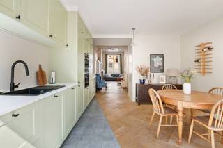 <p>De woning is gelegen in de Vredestraat in het hart van Berchem, een gegeerde en levendige buurt met alle voorzieningen binnen handbereik. Winkels, supermarkten, gezellige horecazaken en scholen bevinden zich op wandelafstand. Bovendien geniet u van een vlotte bereikbaarheid dankzij de nabijheid van station Antwerpen-Berchem, tram- en bushaltes en belangrijke invalswegen. Ook het bruisende centrum van Antwerpen is zowel met de fiets als het openbaar vervoer snel bereikbaar.</p>
<p>Deze recent volledig gerenoveerde en gemeubelde woning combineert hedendaags wooncomfort met de charme van authentieke elementen, die zorgvuldig bewaard zijn gebleven.</p>
<p>Via de inkomhal betreedt u de lichtrijke leefruimte met aansluitend de open, volledig uitgeruste keuken. Vanuit de keuken heeft u rechtstreeks toegang tot de gezellige stadstuin. Op de bovenliggende verdiepingen bevinden zich drie volwaardige slaapkamers, een bureauruimte en een ruime badkamer, uitgerust met zowel een ligbad als een inloopdouche. Daarnaast beschikt de woning over een praktische kelder die extra bergruimte biedt.</p>
<p>De woning wordt volledig gemeubeld verhuurd en is onmiddellijk instapklaar. Ze is beschikbaar vanaf 1 september en wordt verhuurd voor een vaste periode van één jaar.</p>