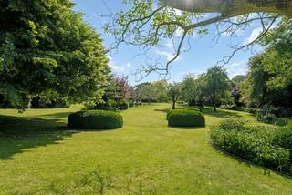 Gelegen in het schilderachtige Mater, een charmante deelgemeente van Oudenaarde, bevindt deze exclusieve villa zich in een rustige, groene en residentiële omgeving. Je geniet hier van een perfecte balans tussen privacy en bereikbaarheid, met winkels, scholen en openbaar vervoer vlakbij.<br /><br />De karaktervolle woning ligt op een domein van meer dan 1 hectare en biedt een bewoonbare oppervlakte van ca. 715 m², verdeeld over drie volwaardige verdiepingen. De villa werd met veel smaak en kwaliteit ingericht en straalt klasse en sereniteit uit.<br /><br />Het gelijkvloers focust op ruimte, lichtinval en een sterke connectie met het buitenleven. Leefruimtes zoals de zithoek, eetkamer en volledig uitgeruste keuken geven via grote raampartijen uit op het zonovergoten terras met aansluitende zwemvijver – een unieke plek van rust.<br /><br />Verder zijn er op het gelijkvloers een bureau, wasplaats, hallen en bergingen. De kelderverdieping biedt koele kelders, ideaal voor wijn en voorraad.<br /><br />Op de eerste verdieping bevinden zich meerdere ruime slaapkamers, waaronder een elegante master suite met eigen badkamer, extra badkamers en ingebouwde kasten. De tweede verdieping biedt nog een extra slaapkamer en een multifunctionele zolder.<br /><br />De idyllische, volgroeide tuin met grote zwemvijver vormt een verlengstuk van het woongenot. Er is ook een tuinberging en een garage van ca. 100 m².<br /><br />Meer info en 3D tour op www.hillewaere-vastgoed.be