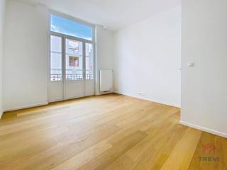 SAINT-GILLES, vlakbij het park van Vorst, dicht bij winkels en openbaar vervoer, mooi appartement met 1 slaapkamer van ±60 m² op de 1e verdieping...