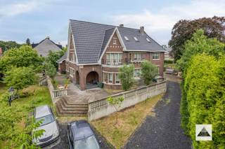 Goed gelegen kortbij de autostrade (1,2 km), op een perceel van 2.700 m² . Tegenover de Lidl.In een semi-commerciële residentiële omgeving.Voor dit...