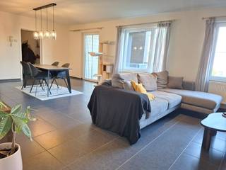 Op zoek naar een comfortabel en betaalbaar appartement op een gunstige locatie? Dit ruime appartement, vlak bij het centrum van Berlare, biedt alles wat u nodig heeft.<br />De lichtrijke woonkamer geeft rechtstreeks uit op een gezellig, zuidgericht terras waar u de hele dag kunt genieten van de zon. De aparte keuken is praktisch ingericht en uitgerust met een koelkast, kookplaat en warmeluchtoven.<br />De badkamer beschikt zowel over een douche als een ligbad, zodat u kunt kiezen tussen een snelle opfrissing of een ontspannen bad. Verder vindt u er ook het toilet en een badkamermeubel.<br />Het appartement beschikt daarnaast over twee volwaardige slaapkamers en een aparte berging, ideaal voor extra opbergruimte. Dankzij de private parkeerplaats hoeft u zich bovendien geen zorgen te maken over parkeren.<br />Bent u op zoek naar een instapklaar appartement met een uitstekende prijs-kwaliteitverhouding, vlak bij alle voorzieningen? Neem dan snel contact op voor een bezoek en ontdek zelf de troeven van dit appartement.<br /><br />75 euro gemeenschappelijke kost