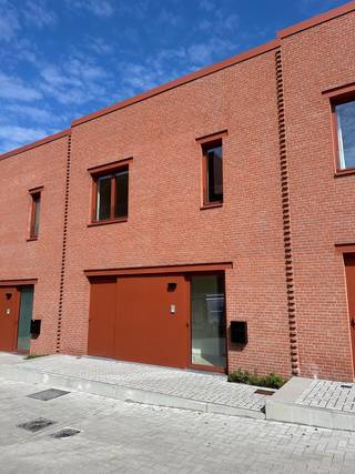 Deze moderne woning in Eilandpark biedt alles wat een gezin nodig heeft: lichtrijke leefruimtes, drie volwaardige slaapkamers en een aangename...