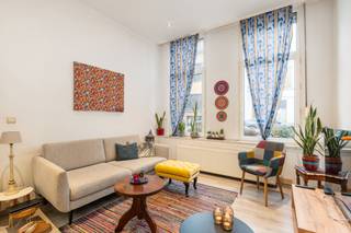 <p>Te koop: karaktervol herenhuis in de Pacificatiestraat, hartje Antwerpen Zuid, op wandelafstand van het gekende Zuidpark, trendy hotspots, invalswegen en openbaar vervoer.<br /><br />Deze woning uit 1920 combineert authentieke charme met een royale woonoppervlakte en een praktische indeling. Gelegen in een residentiële buurt met vlotte toegang tot invalswegen. Dit pand biedt dit een ideale thuis voor een groot gezin of wie een tweewoonst zoekt. <br /><br />Extra troef: het gelijkvloers is momenteel verhuurd, wat dit pand niet alleen geschikt maakt als woning, maar ook als interessante investering met onmiddellijk rendement onder je eigen woonst.<br /><br />Belangrijkste ruimtes:<br />GLV: Een appartement met gezellige woonkamer, open keuken, één slaapkamer en badkamer.<br />1eV-3eV: Een woonkamer met veel lichtinval, een uitgeruste en moderne keuken, vijf volwaardige slaapkamers, 2 badkamers. <br />• Kelder voor extra opslag<br /><br />Troeven:<br />• Centrale ligging nabij Zuidpark<br />• Ruime en praktische indeling<br />• Ideaal te gebruiken als tweewoonst<br /><br />Neem vandaag nog contact op met uw ERA-makelaar voor een bezoek. JOUW DROOMHUIS. ZO GEVONDEN!</p>