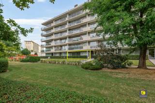 <p><span>Magnifique appartement 2-3 bdrm rooftop avec 2 chambres à coucher et 2 terrasses spacieuses sur le toit !</span></p><p><span>Cet appartement spacieux (161m²) et lumineux avec plus de 100m² d'espace extérieur est situé au dernier (6ème) étage d'un immeuble très bien entretenu avec ascenseur (jusqu'au 5ème étage). Situé dans une rue secondaire calme de la célèbre Fruithoflaan, les magasins, les écoles, les parcs, les installations sportives, les transports publics et les routes d'accès sont toujours à proximité. Ce bijou aux finitions de qualité et à l'état impeccable bénéficie d'un EPC favorable (B), ne contient pas d'amiante et est climatisé. En bref, un rêve pour ceux qui recherchent un appartement substantiel avec un emplacement de choix, des espaces extérieurs illimités et tout le confort.</span></p><p><span> </span></p><p><span>Hall d'entrée, salon, salle à manger &amp; cuisine :</span></p><p><span>On entre dans l'appartement par le hall d'entrée avec porte blindée, vidéophone et système d'alarme. Le parquet de haute qualité attire immédiatement l'attention ; vous le retrouverez également dans le hall de nuit/dressing, la chambre principale, le salon et la salle à manger. Le salon a une atmosphère chaleureuse grâce à la cheminée féerique. Le salon et la salle à manger sont suffisamment spacieux pour accueillir tous vos invités et vous bénéficiez toujours d'une belle vue sur la verdure et de la lumière naturelle. La cuisine semi-ouverte, attenante à la salle à manger, offre de nombreux espaces de travail et de rangement et est équipée d'une plaque vitrocéramique à 5 feux, d'une hotte aspirante, d'un four, d'un lave-vaisselle, d'un réfrigérateur-congélateur et d'un lavabo et demi.</span></p><p><span> </span></p><p><span>Hall de nuit/dressing, buanderie &amp; toilet :</span></p><p><span>Le hall de nuit abrite une armoire encastrée de qualité, ce qui en fait un véritable dressing. La lucarne ajoute une touche supplémentaire et apporte beaucoup de lumière naturelle. La buanderie est séparée et est équipée d'un double lavabo, d'armoires encastrées et offre beaucoup d'espace pour vos ustensiles de nettoyage, votre planche à repasser, etc. Les toilettes pour invités sont équipées d'un lave-mains, d'une armoire de décapage et d'une ventilation mécanique. </span></p><p><span> </span></p><p><span>Chambres à coucher &amp; salles de bains :</span></p><p><span>A l'origine, l'appartement avait 3 chambres, mais 2 chambres ont été fusionnées (18.6 &amp; 30m²), bien sûr cette opération peut facilement être inversée si vous le souhaitez. La chambre principale est sur parquet, comprend l'air conditionné, des volets électriques, un dressing et sa propre salle de bain en pierre naturelle (travertin). Elle comprend une combinaison baignoire/douche, un double lavabo avec armoire de toilette, des toilettes et des volets électriques. L'autre chambre dispose également de son propre dressing/rangement, d'armoires encastrées, de l'air conditionné et de volets électriques. Une 2ème salle de bain avec douche à l'italienne, radiateur sèche-serviettes et lavabo est également disponible.</span></p><p><span> </span></p><p><span>Terrasses, garage box, emplacement &amp; sous-sol :</span></p><p><span>La cerise sur le gâteau, ce sont les immenses terrasses sur le toit (46 &amp; 60m²) accessibles depuis presque toutes les pièces. C'est l'endroit idéal pour dîner, faire un barbecue, prendre un apéritif ou profiter tranquillement du soleil et/ou de l'ombre avec votre famille et/ou vos invités. C'est aussi une aubaine pour ceux qui ont la main verte, car vous pouvez vous laisser aller à créer un véritable jardin de ville en hauteur. L'eau, l'électricité et la lumière sont fournies, ainsi qu'un auvent électrique à l'avant et un espace de rangement supplémentaire. La place de parking en surface doit être achetée en plus (€ 10.000). Le garage box souterrain avec portail électrique est optionnel (€ 30,000). Un sous-sol spacieux est inclus dans le prix. </span></p><p><span> </span></p><p><span>Atouts supplémentaires :</span></p><p>-<span> Mobiscore 9.2/10</span><span> - </span><span>EPC B favorable - Sécurité amiante - EPC 161m² cfr - Climatisation - Volets électriques - Cheminée - Porte blindée et système d'alarme - 2 terrasses sur le toit - Compteurs séparés - Garage box, emplacement et sous-sol - Robinets thermostatiques - Compteurs individuels</span></p><p><span> </span></p>