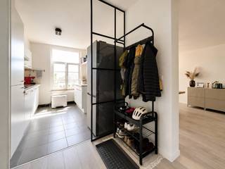 Op een bijzonder gegeerde locatie in Heverlee, vlak bij Leuven, IMEC en het UZ Leuven – Gasthuisberg, vinden we dit lichtrijke en aangename appartement op de eerste verdieping van een kleinschalig gebouw, waarvan het dak in 2021 nog volledig werd gerenoveerd. Dankzij de uitstekende ligging combineert deze woning een vlotte bereikbaarheid met alle voordelen van het bruisende Leuven en de nabijheid van belangrijke kennis- en zorginstellingen.<br />Het appartement werd rond 2017 volledig gerenoveerd en verkeert daardoor in een verzorgde en instapklare staat. De woning beschikt over een inkomhal die toegang geeft tot de verschillende leefruimtes, een praktische keuken en een ruime woon- en eetkamer die dankzij de grote hoeveelheid natuurlijk licht een bijzonder aangename sfeer en een fijne flow biedt. Verder zijn er twee slaapkamers en een badkamer, uitgerust met een bad, toilet en aansluiting voor een wasmachine.<br />Met een EPC-label C, een conforme elektrische installatie en een asbestveilig attest zijn bovendien enkele belangrijke technische troeven aanwezig.<br />Dit appartement is een uitstekende keuze voor wie op zoek is naar een comfortabele eigen woonst op een topligging, maar is dankzij de nabijheid van Leuven, IMEC en Gasthuisberg eveneens bijzonder interessant als investering. Een veelzijdige woning met een sterke ligging en een aangename, lichtrijke leefomgeving.