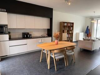 Gezellige studio met ondergrondse staanplaats en bergingDeze verzorgde studio biedt een praktische indeling en aangenaam wooncomfort op een vlotte...