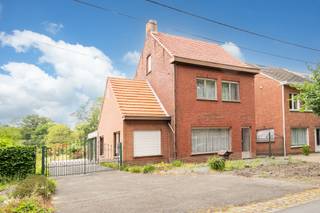 Deze woning, vermoedelijk gebouwd rond 1953, verkeert in een goede staat van onderhoud en heeft door de jaren heen diverse uitbreidingen...