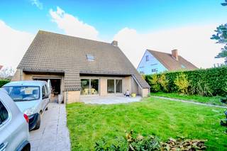 Volledig instapklare, alleenstaande villa met 4 ruime slaapkamers in een zijstraat van de Kragendijk.Gelijkvloers: inkomhall met aparte WC en...