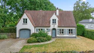 Deze charmante villa is gelegen op een perceel van 23are op een groene locatie vlakbij de dijlevallei.U betreedt de woning via de inkomhal dewelke...