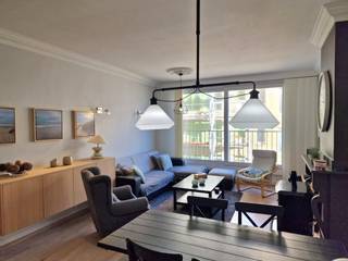 INSTAPKLAAR & GEZELLIG 2 SLAAPKAMER APPARTEMENT MET ZIJDELINGS ZEEZICHT GELEGEN OP EEN BOOGSCHEUT VAN HET STRAND EN HET CENTRUM VAN DE PANNE<br />Bestaande uit een lichtrijke living met zijdelings zeezicht, compleet ingerichte open keuken, 2 slaapkamers beide met lavabo, badkamer met inloopdouche, dubbele lavabo en apart toilet. Wordt gemeubeld verkocht. Kelder inbegrepen. Elektriciteit in conformiteit. U vindt meer informatie op onze eigen website, www.immocattaert.be, onder de rubrieken "kenmerken & documenten". Zeker een bezichtiging waard. Ideaal als tweede verblijf en/of om er te wonen wegens lage syndicuskosten en/of als investering om te verhuren. Bezichtigingen enkel op afspraak.