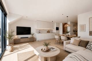 <strong>Kom gerust even langs zonder afspraak op onze OpenHuizenDag zaterdag 8 augustus van 10u30 - 12u30!<br />Blankenberge: Nieuwbouwduplex met 3 slaapkamers en zuidgericht terras te koop vlakbij de zeedijk van Blankenberge.</strong><br /><br />Residentie 'De Zuidkant' is een exclusief nieuwbouwproject op een toplocatie in Blankenberge, gelegen aan de Graaf Jansdijk 32, op slechts 50 meter van zee en strand. Dankzij de centrale ligging bevinden winkels, openbaar vervoer en het station zich op wandelafstand. <br />Ondergronds zijn optionele privatieve bergingen beschikbaar, voorzien van verlichting, stopcontacten en laadmogelijkheid.<br /><br /><strong>Indeling: </strong><br />Glv: Inkomhal, zonnige leefruimte met toegang tot het zuidgericht terras, open keuken, berging, apart toilet, 1 volwaardige slaapkamer, badkamer met inloopdouche en dubbele lavabo. <br /><br />1ste verdiep: 2 volwaardige slaapkamers en badkamer met inloopdouche.<br /><br /><strong>Troeven: </strong>
<ul><li>Toplocatie: slechts 50 meter van zee en strand.</li><li>Energiezuinig: warmtepomp mét privatieve zonnepanelen.</li><li>Zuidgericht terras. </li><li>Onderhoudsvriendelijke en duurzame materialen.</li><li>Onmiddellijk beschikbaar. </li></ul>
Meer informatie? Contacteer Maarten via 050 42 58 98 of Ayita op 0496 13 43 12.